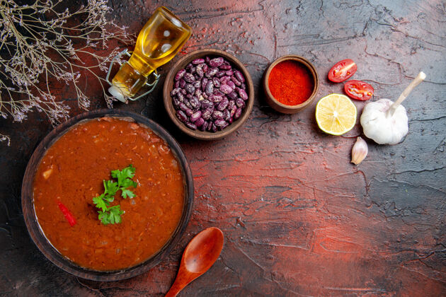 胡椒粉番茄汤在一个棕色的碗胡椒蒜柠檬和豆子上混色表混合菜肴番茄汤
