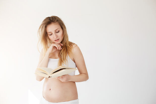 年轻孕妇在看书 假装自己是时装模特或美女博主女人早晨期待