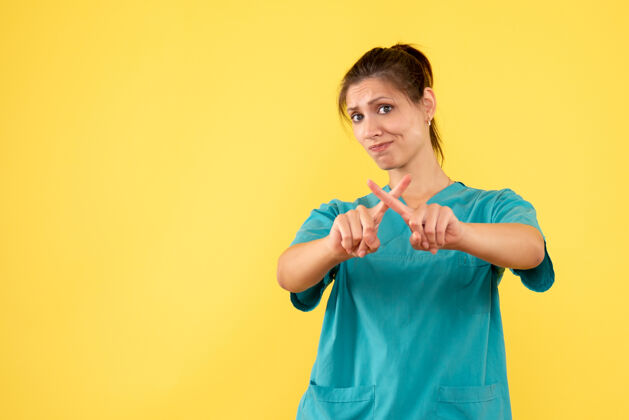 视图前视图黄色背景上穿着医用衬衫的女医生护士健康成人