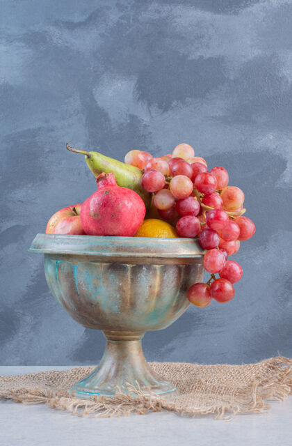 光明一个装满新鲜有机水果的陶器木材健康梨