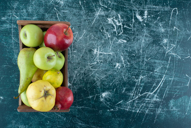 成熟各种美味的水果装在木箱里石榴苹果多汁