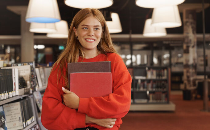 红发红发女读书 捧着书在书店里笑着肖像摊位大学
