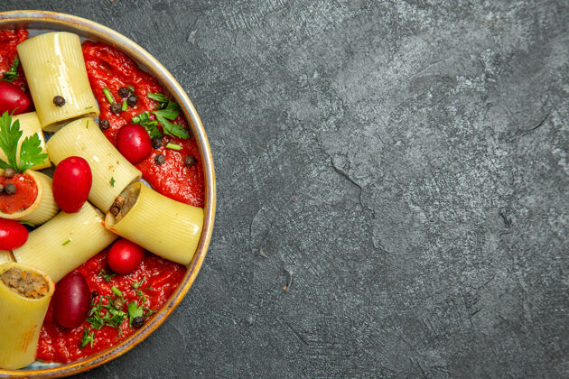 餐俯瞰煮熟的意大利面食美味的一餐 配上肉酱和番茄酱的灰色背景面食面团肉酱食物烹饪背景西红柿