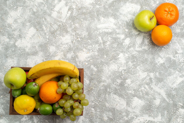 农产品顶视图由新鲜水果组成 香蕉 葡萄和飞珠的白色背景上 水果成熟醇厚 维生素健康新鲜香蕉柠檬观点