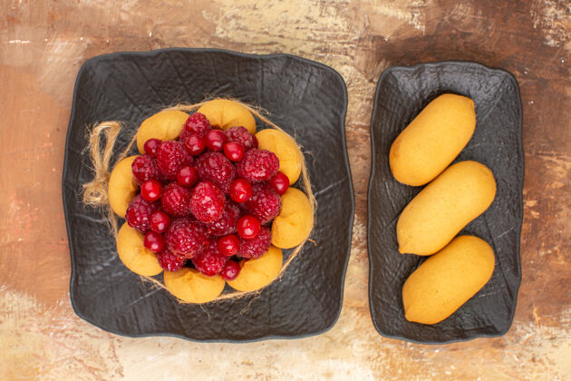 套餐上图是一张为客人准备的带有礼品蛋糕的餐桌 摆放在五颜六色的桌子上客人混合可食用水果