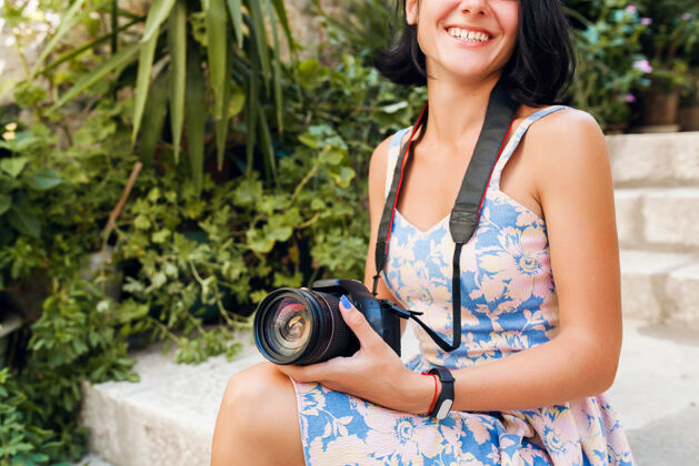 女士一个穿着漂亮衣服的女人在欧洲海边度假 在游轮上用相机拍照时尚夏天城市
