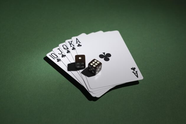 游戏绿色背景上有的皇家同花顺卡片赌场纸牌游戏
