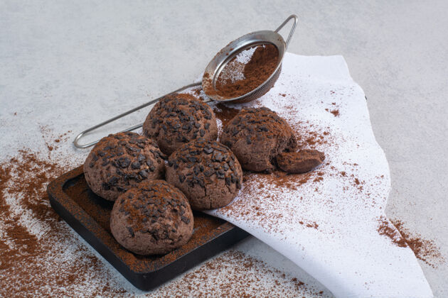 饼干巧克力饼干和可可粉放在木盘上巧克力自制甜点