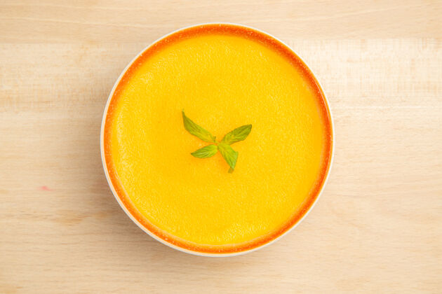 调味料碗里美味南瓜汤的俯视图美味食谱南瓜汤