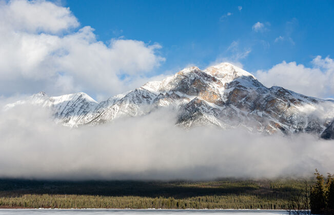 山峰加拿大亚伯达省贾斯珀国家公园金字塔山的美丽照片加拿大山山