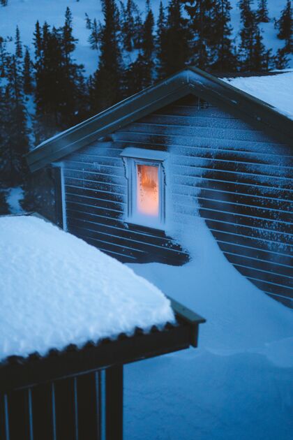 覆盖挪威美丽的乡村景色 木屋被雪覆盖 冷杉树环绕滑雪小屋挪威