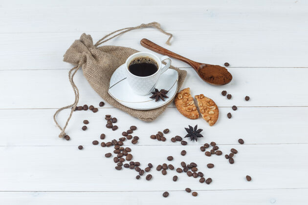 质地高角度观看咖啡杯与研磨咖啡 香料 咖啡豆 饼干在木制和麻袋背景水平粗麻布摩卡乡村的