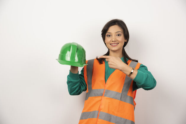 建筑工人微笑的女工程师手持白色背景的头盔安全帽女性女性