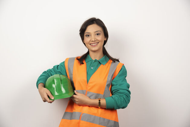 女性微笑的女工程师手持白色背景的头盔头盔专业人