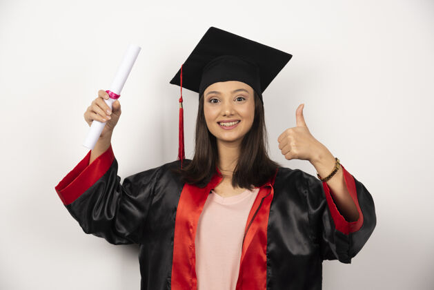 学生刚毕业的女性 拿着文凭在白色背景上摆姿势学术成功帽子
