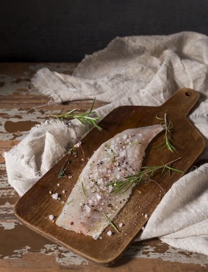 厨房用于烹饪的生鱼成分水生美味鲈鱼