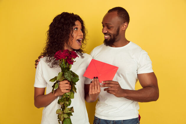 立场情人节的庆祝活动 黄色背景上孤立的快乐的非洲裔美国夫妇情侣心黑色