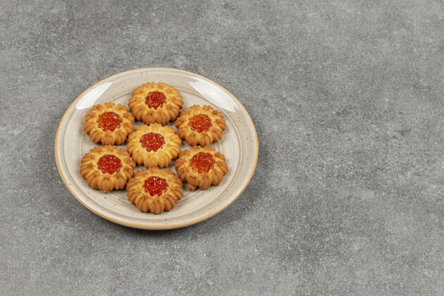 果酱陶瓷盘上有果冻的花形饼干美食糕点饼干