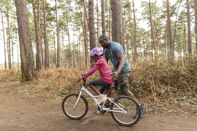 发现爸爸在给孩子准备骑自行车冒险旅行乐趣