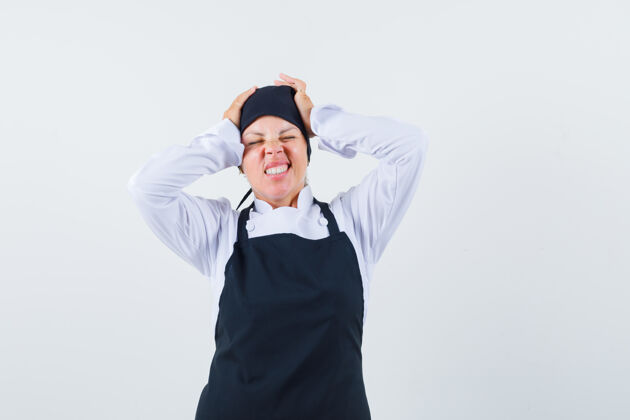 烹饪金发女人 手举在头上 穿着黑色厨师制服头痛 看起来很烦躁 正面视图健康新鲜亚洲人