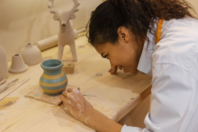女人画陶罐的女人特写工艺创作创意