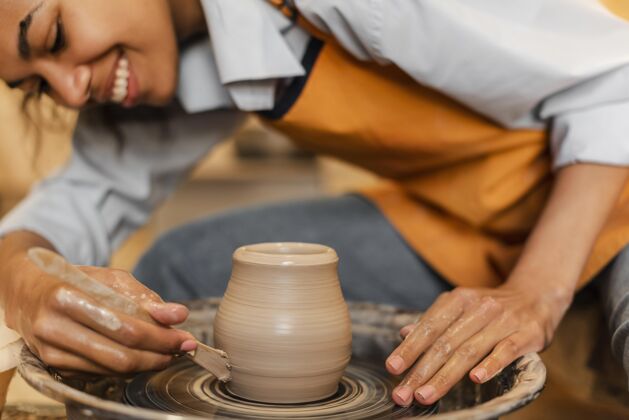 工艺做陶器的笑脸女人创作生活方式工匠