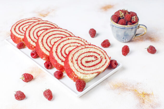 自制自制美味的覆盆子蛋糕卷甜点水果庆祝