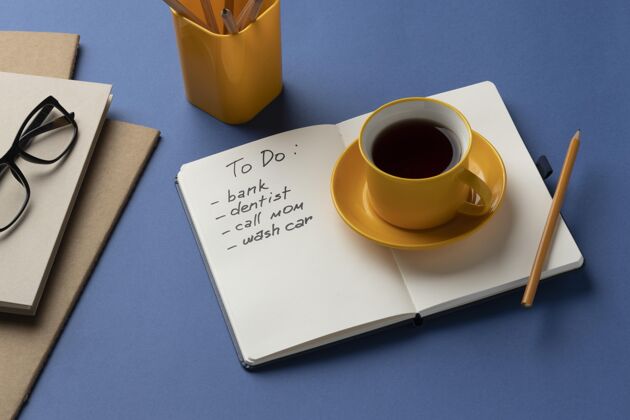 笔记本桌上有笔记本 旁边有一杯咖啡复选标记待办事项清单铅笔