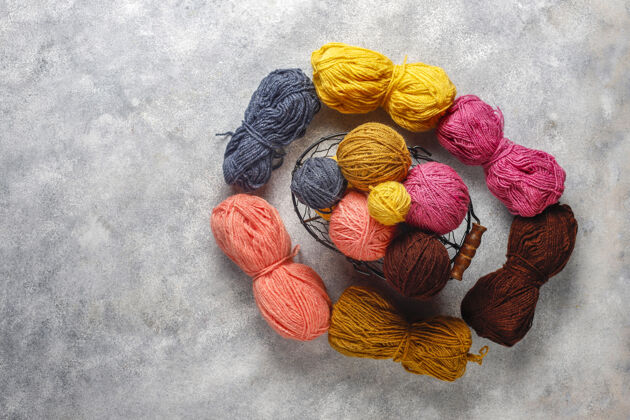 料用针线编织成不同颜色的纱线球毛彩圆