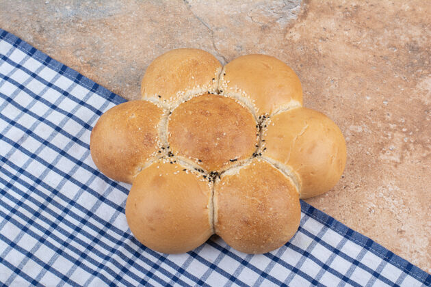 美味鲜花形状的面包在大理石背景上面包形状小麦