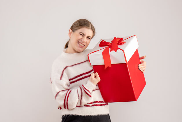圣诞节年轻的女性拿着礼物在白色的盒子里看法年轻女性礼物