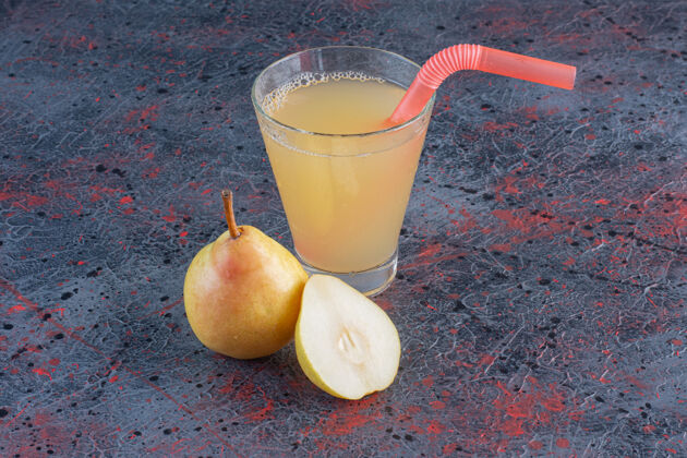 健康一杯新鲜的水果梨汁食物美味果汁