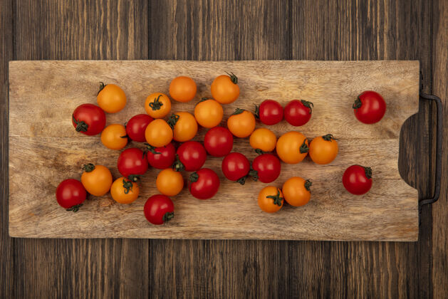 农业新鲜的五颜六色的樱桃西红柿的顶视图隔离在木制的厨房板上的木制墙壁上蔬菜厨房顶部
