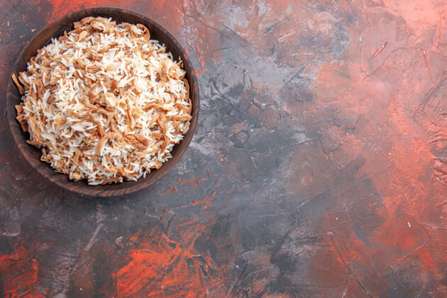 脏的顶视图熟米饭面片上的深色面菜一餐深色食物面食饭煎锅古董