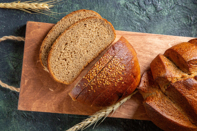 面包在黑暗的桌子上俯瞰新鲜的切片面包水平小麦顶部