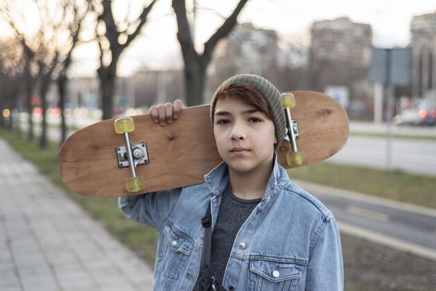 青少年十几岁的男孩玩滑板帽子滑板年轻人