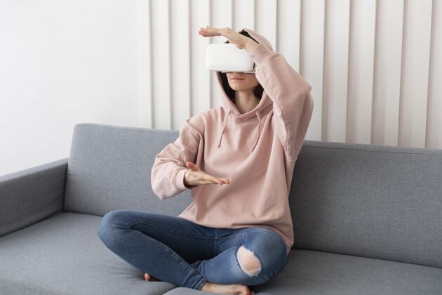 控制台戴着虚拟现实护目镜玩电子游戏的年轻女子玩家玩家水平