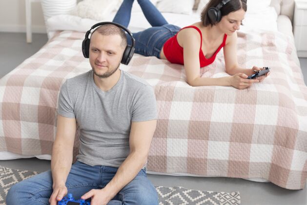水平男人和女人玩电子游戏技术虚拟视频游戏
