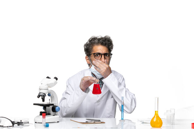 实验室前视中年科学家穿着特制白西装闻解科学特殊气味