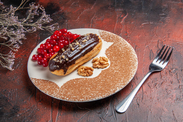 美食正面图：美味巧克力 黑地板上有红色浆果馅饼 甜点蛋糕 甜甜的一餐食物午餐