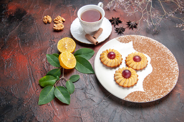 早餐半俯视小饼干与茶杯上的黑表糖饼干蛋糕甜茶咖啡热的