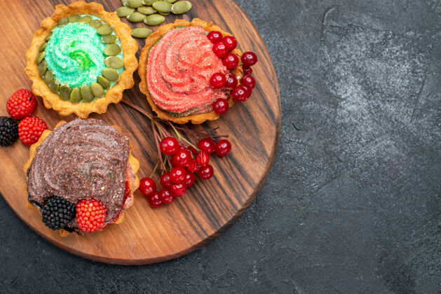 糖果俯瞰美味奶油蛋糕与浆果黑表饼干甜点饼干顶部食品健康