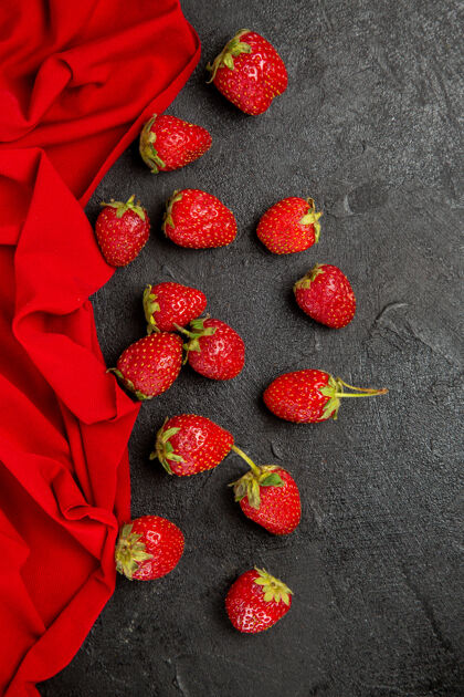 草莓在黑暗的桌子上俯瞰新鲜的红色草莓 成熟的水果浆果美味成熟深色