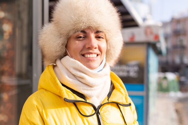 车站在寒冷的日子里 一个穿着冬衣的女人在公共汽车站等公共汽车交通等待公共