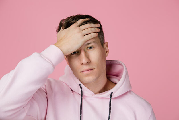 年轻白种人的肖像被隔离在粉红色的背景上 有文字空间粉色手势商业