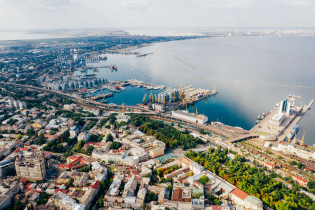 城镇老城区和港口的空中镜头目的地码头城市景观