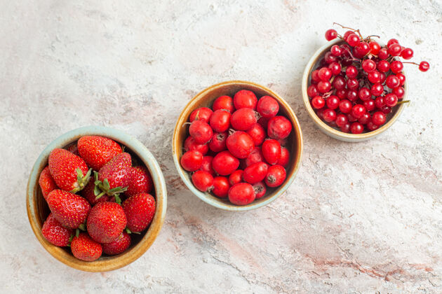 顶部顶视图新鲜的红色草莓和其他水果上的白色水果浆果浆果甜点水果