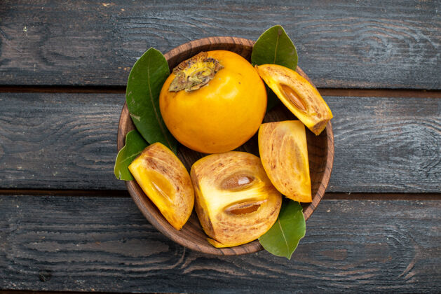 木材顶视图新鲜甜甜的柿子放在一张木质质朴的桌子上 果香醇厚健康水果健康食物