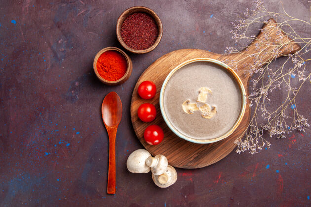 木勺顶视图美味的蘑菇汤与不同调味料的深色背景汤一餐蘑菇调味料食品刷子生的餐具