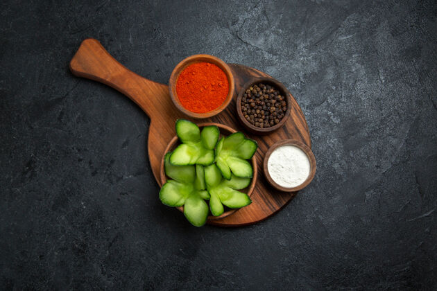 健康顶视图黄瓜切片调味料深色背景沙拉健康蔬菜餐食品观点胡椒水果